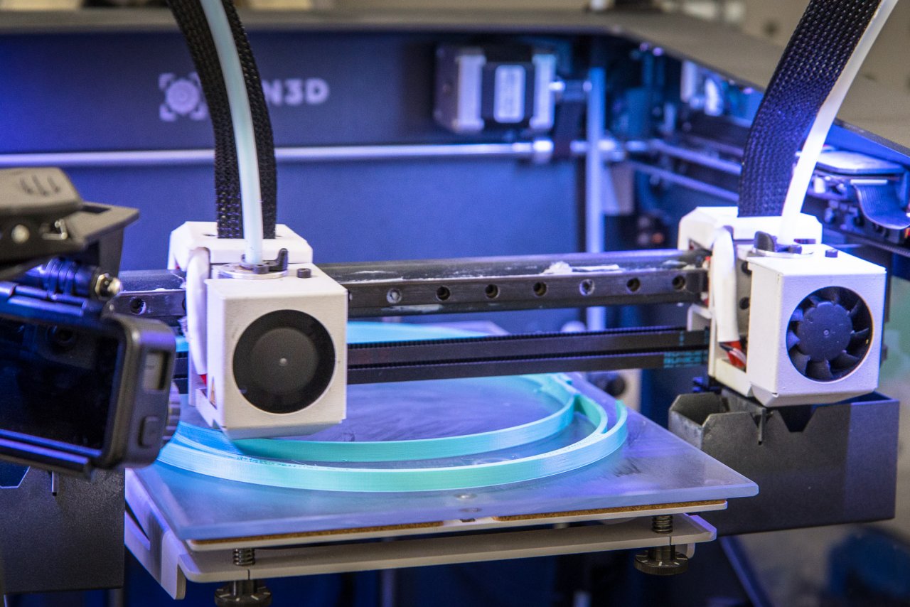 Visors manufactured at the Military University of Technology go to