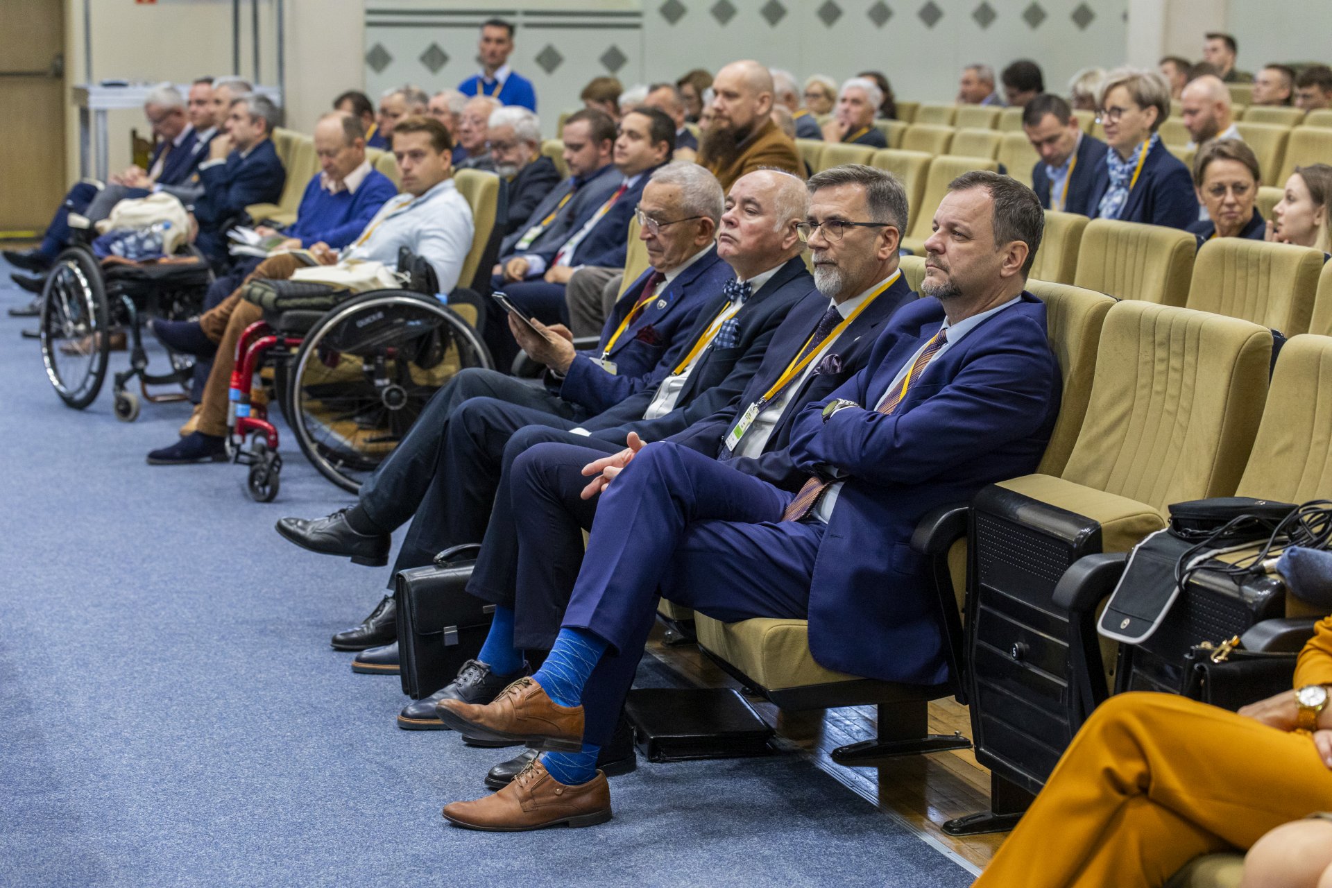 Fot. 2. Uczestnicy konferencji siedzący na sali konferencyjnej przodem do osoby przekawiającej.