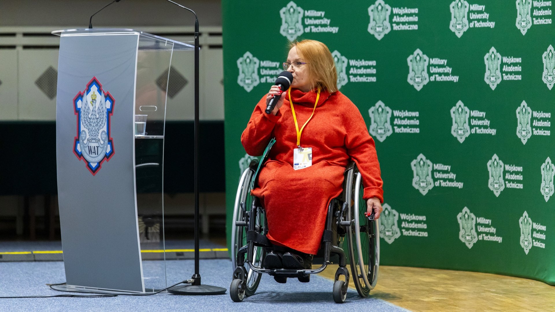 Fot. 3. Osoba niepełnosprawna poruszająca się na wózku inwalidzkim wygłaszająca prezentację.