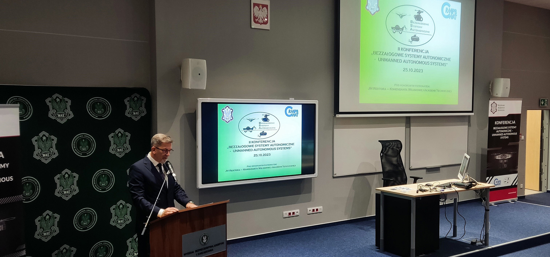 Fot. 1. Przewodniczący Komitetu Naukowego stojący przy mównicy, witając przybyłych uczestników.