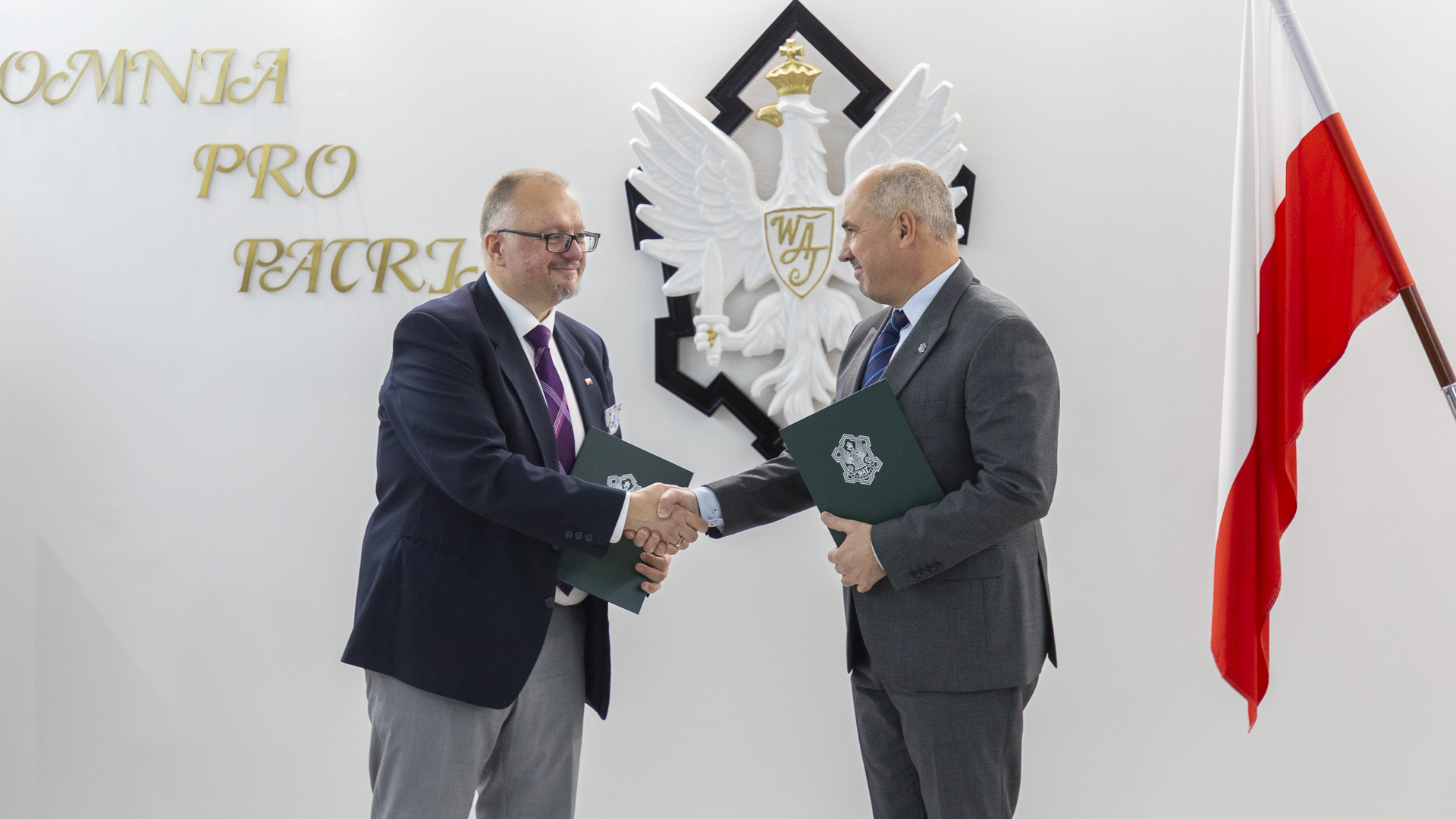 Fot. 2. Prorektor ds. naukowych WAT prof. dr hab. inż. Andrzej Dobrowolski i członek zarządu PKP CARGO S.A. Jacek Rutkowski