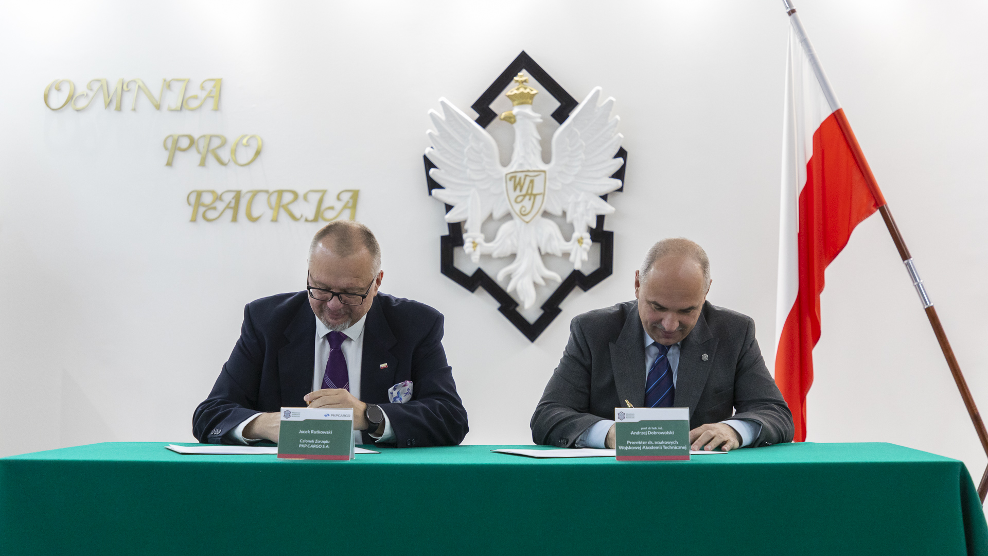 Fot. 3. Prorektor ds. naukowych WAT prof. dr hab. inż. Andrzej Dobrowolski i członek zarządu PKP CARGO S.A. Jacek Rutkowski