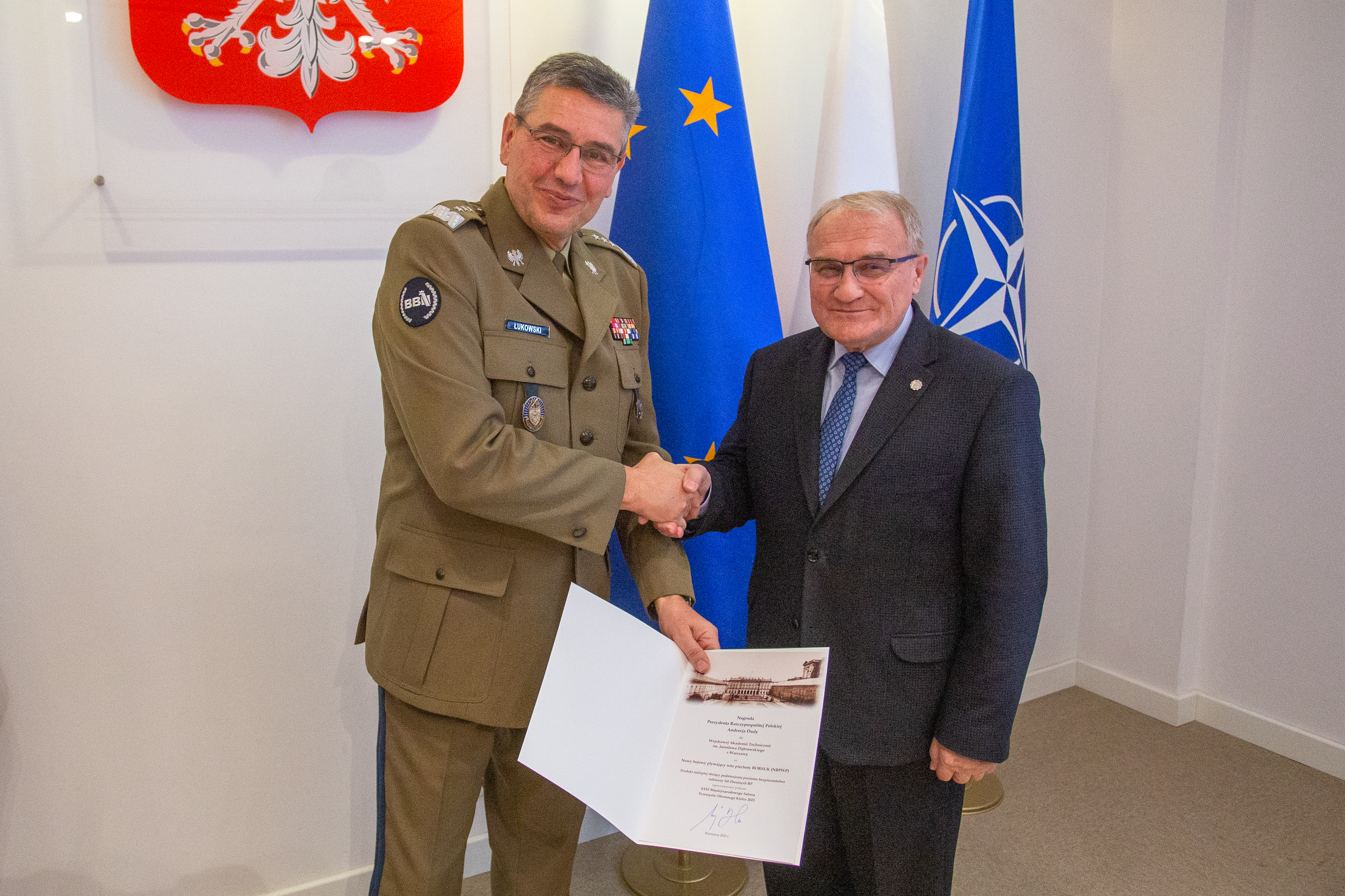 Fot. 1. dr hab. inż. Tadeusz Dziubak, prof. WAT odbierający nagrodę z rąk gen. broni Dariusza Łukowskiego