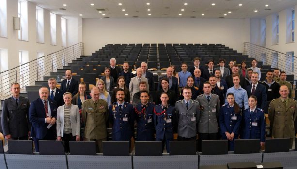 Uczestnicy Seminarium zgromadzeni w auli pozując do zdjęcia