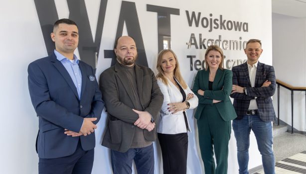 Grupa osób stojących obok siebie.