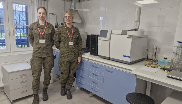 Studentki stojące przy stanowiskach laboratoryjnych w Rejonowym Laboratorium MPS w Bydgoszczy