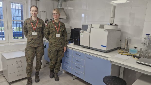 Studentki stojące przy stanowiskach laboratoryjnych w Rejonowym Laboratorium MPS w Bydgoszczy