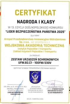 Dokument - certyfikat potwierdzający przyznanie nagrody. Napisy żółte i czarne. Na dole logo Stowarzyszenia Dostawców na rzecz Służb Mundurowych w kształcie tarczy, tło niebieskie, otoczka żółta, w środku orzeł, nad nim żółte gwiazdy.