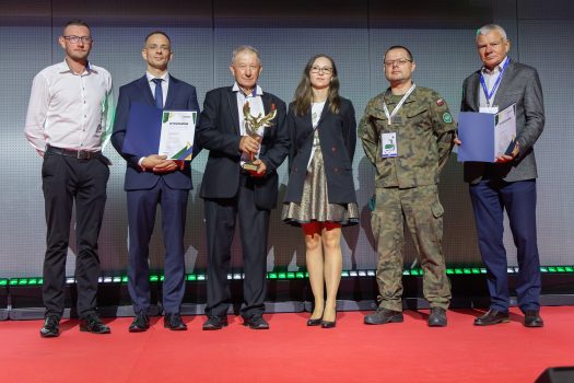 Grupa 6 osób reprezentujących wyróżnione zespołu. Od prawej dr inż. Piotr Rybak i Rektor-Komendant WAT gen. bryg. prof. dr hab. inż. Przemysław Wachulak.