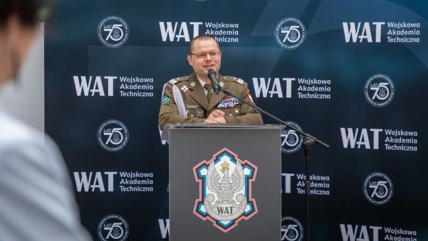 Rektor-Komendant podczas wystąpienia, stoi przy mównicy.