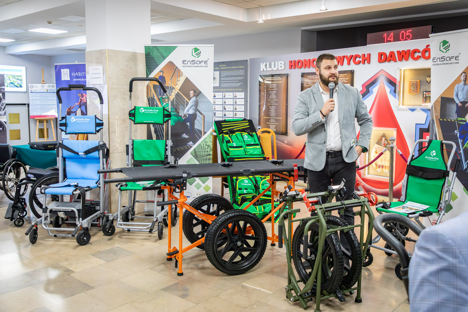 Pan Bartosz Wadelski prezentuje stoisko EnSafe podczas Konferencji.