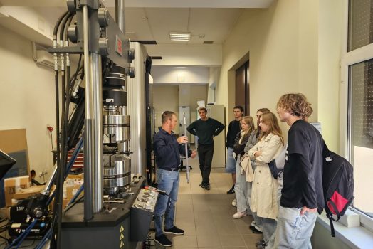 Uczniowie w Pracowni Badań Wytrzymałościowych