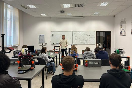 Uczniowie w Pracowni Wytwarzania Przyrostowego