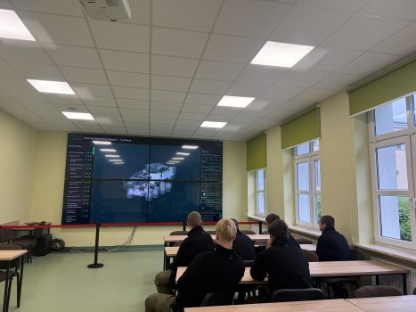 Prezentacja pracowni rozszerzonej rzeczywistości - budowa pojazdów specjalnych. W sali wykładowej siedzący uczniowie, wyświetlana prezentacja.