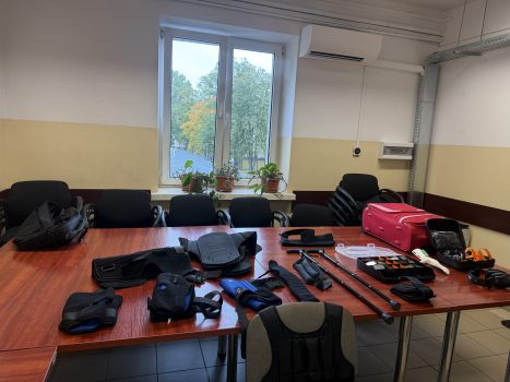 Prezentacja ograniczeń ruchowych osób starszych wykorzystując symulator starości. Na stole ułożone elementy symulatorów.