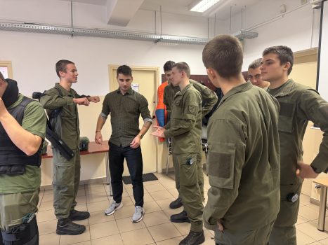 Prezentacja ograniczeń ruchowych osób starszych wykorzystując symulator starości. Uczniowie w sali zapoznają się ze sprzętem.