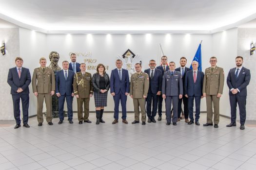 Grupowe zdjęcie uczestników oficjalnej ceremonii podpisania porozumienia o współpracy miedzy Wojskową Akademią Techniczną a Milrem Robotics. Na zdjęciu poza Rektorem-Komendantem WAT gen. bryg. prof. dr hab. inż. Przemysławem Wachulakiem oraz Prezesem Milrem Robotics - Kuldarem Väärsi, obecne są delegacje: Ambasady Estonii w Warszawie, Inspektoratu Wojsk Bezzałogowych Systemów Uzbrojenia, Milrem Robotics oraz Wydziału Inżynierii Mechanicznej.