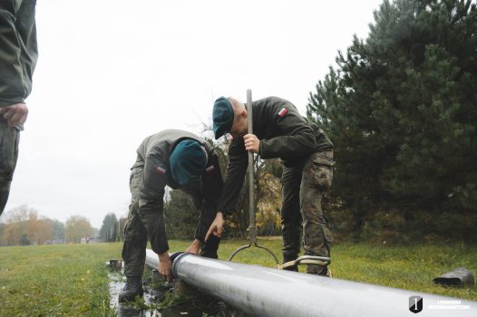 Podchorążowie podczas łączenie elementów rurociągu polowego.