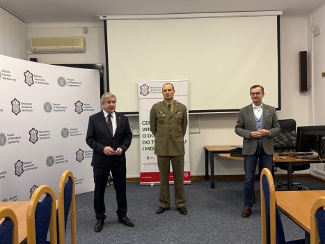 Przodem do zgromadzonych podchorążych przemawia Pan prof. Jerzy Jackowski, Dziekan WIM. Dalej, od lewej stoją: Pan ppłk. dr inż. Krzysztof Gocman, Prodziekan ds. studenckich, Pan Piotr Kwitowski, Koordynator CWOD.