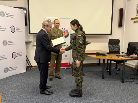 Pan Dziekan WIM wręcza dyplom Pani podchorąży.