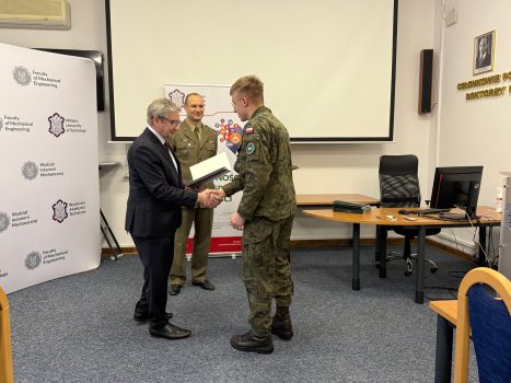 Dziekan WIM wręcza dyplom jednemu z podchorążych.