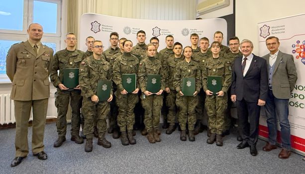 Podchorążowie podczas spotkania z Dziekanem WIM. Grupa osób pozuje do zdjęcia.