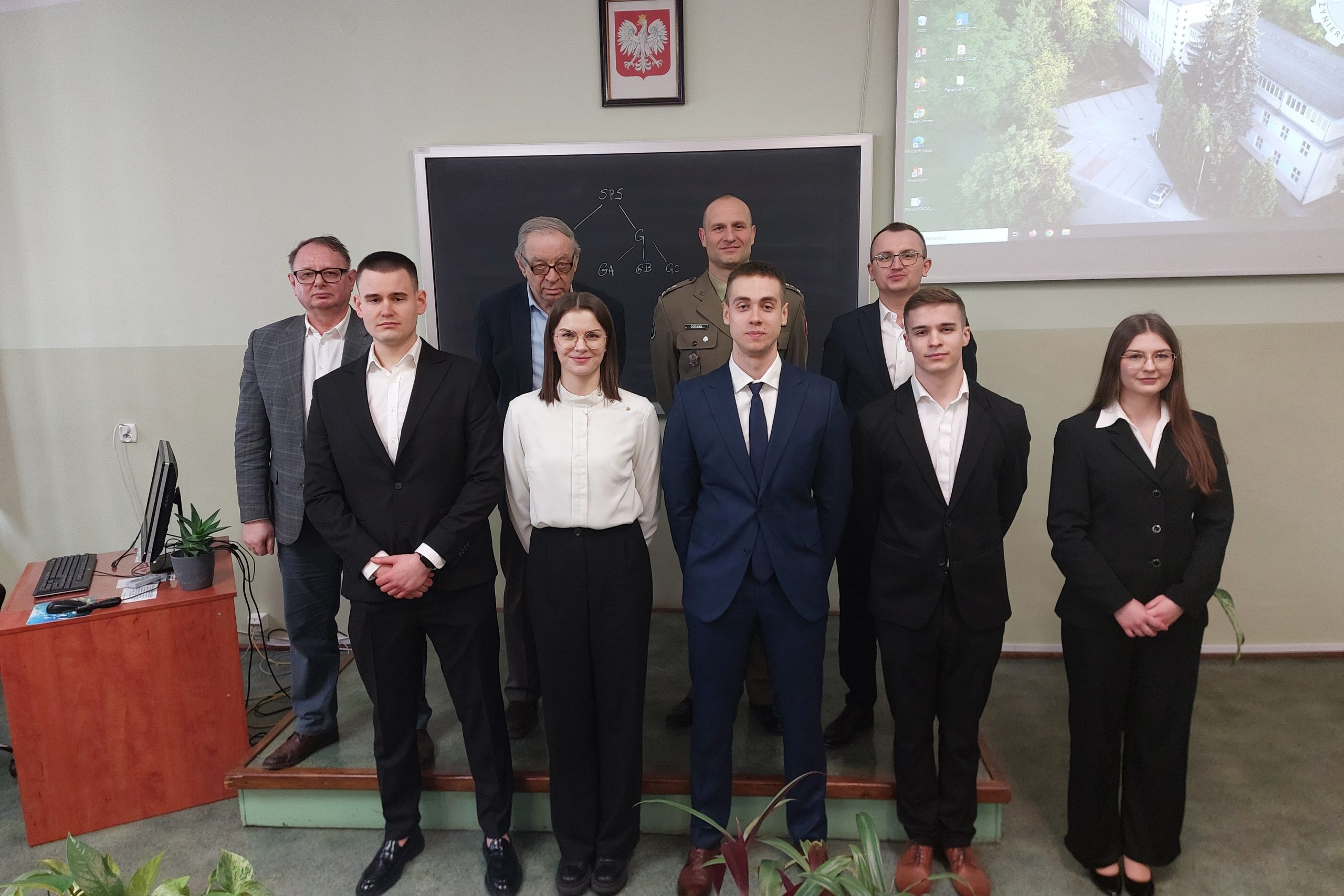 Dyplomanci specjalności Logistyka i ekologia płynów eksploatacyjnych po ogłoszeniu wyników egzaminu dyplomowego.