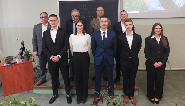 Dyplomanci specjalności Logistyka i ekologia płynów eksploatacyjnych po ogłoszeniu wyników egzaminu dyplomowego.