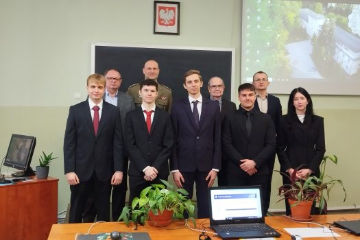 Dyplomanci specjalności Logistyka i ekologia płynów eksploatacyjnych po ogłoszeniu wyników egzaminu dyplomowego.