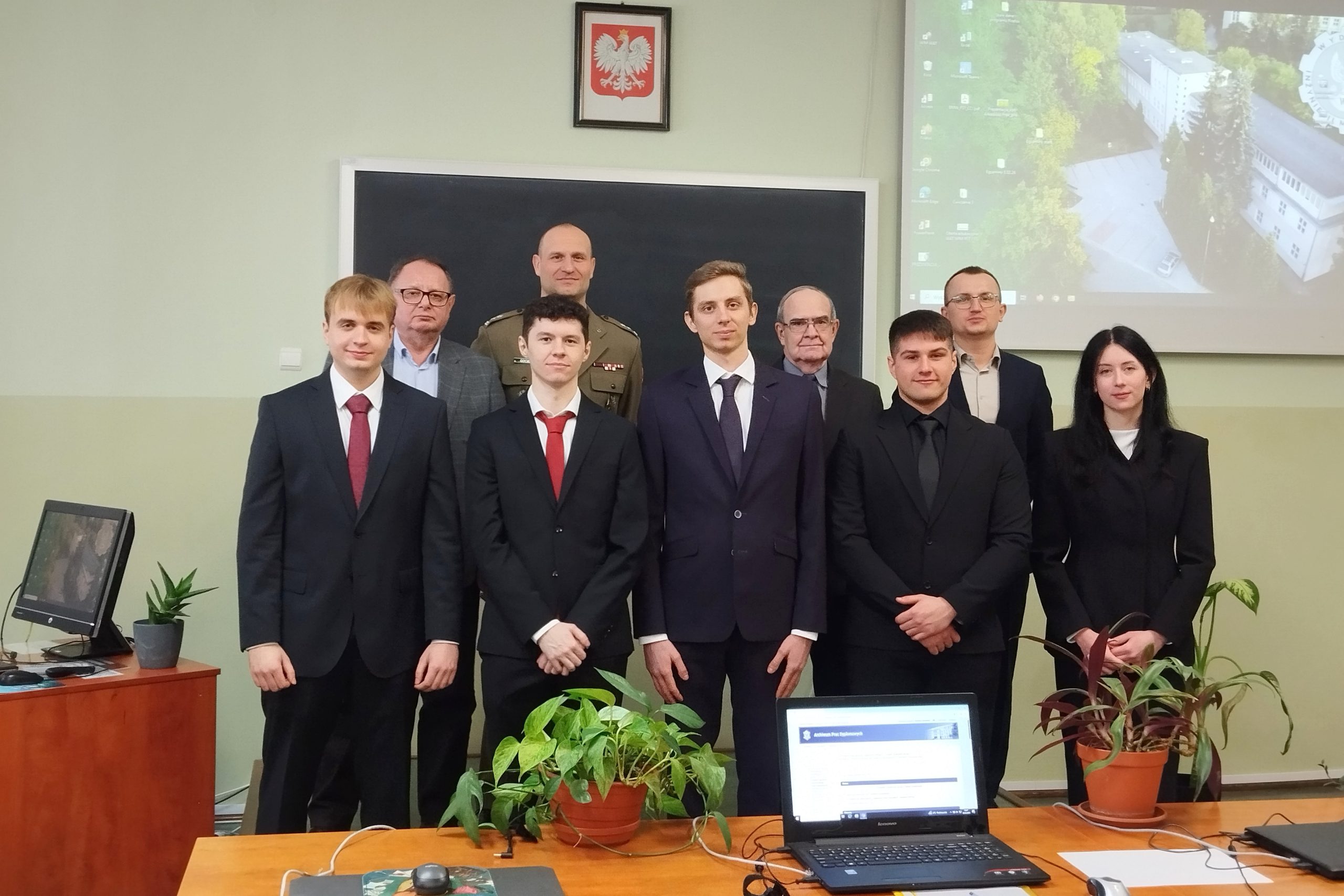 Dyplomanci specjalności Logistyka i ekologia płynów eksploatacyjnych po ogłoszeniu wyników egzaminu dyplomowego.