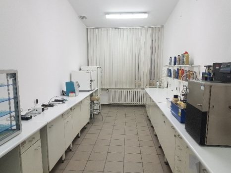 Widok pomieszczenia, po prawej i lewej stronie niskie szafki, na nich materiały laboratoryjna.