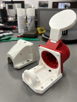 Obudowa złącza gniazda elektrycznego odtworzona z wykorzystaniem narzędzi inżynierii odwrotnej oraz technologii druku 3D przez uczestników kursu
