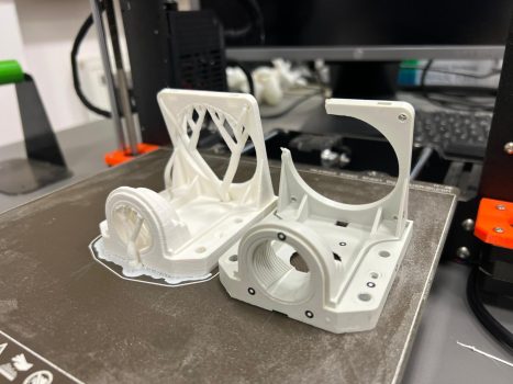 Obudowa złącza gniazda elektrycznego w stanie uszkodzonym (po prawej) oraz po odtworzeniu metodą druku 3D (po lewej).