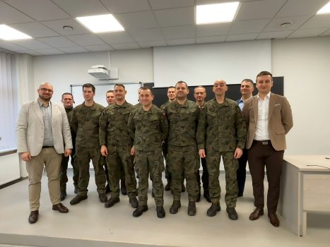Wspólna fotografia prowadzących z WIM oraz uczestników kursu po zakończeniu egzaminu końcowego.