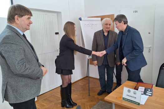 Dyplomantka specjalności Logistyka w motoryzacji po ogłoszeniu wyniku egzaminu dyplomowego.