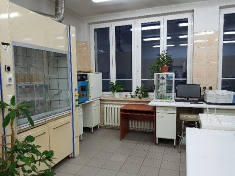 Pracownia Analiz Znormalizowanych – widok pomieszczenia ze sprzętem.