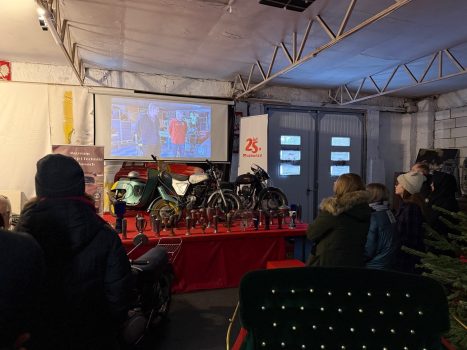 Studenci oglądający film o motoryzacji w Muzeum w Otrębusach.