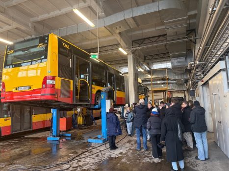 Studenci oglądający pojazd hali MZA Kleszczowa.