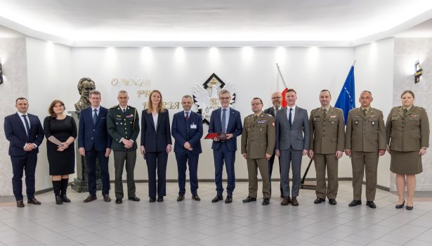 Grupa osób strojąca obok siebie pozująca do zdjęcia.