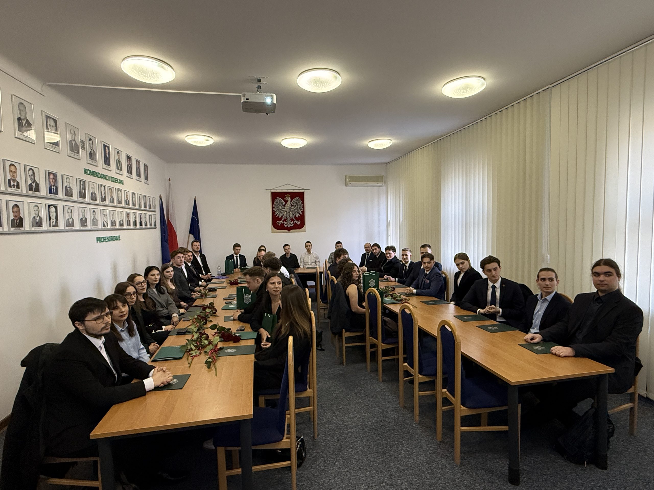 Studenci - absolwenci w Sali Rady Wydziału podczas uroczystości wręczania dyplomów i wyróżnień