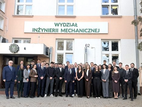 Studenci - absolwenci przed budynkiem Wydziału Inżynierii Mechanicznej, pozujący do zdjęcia