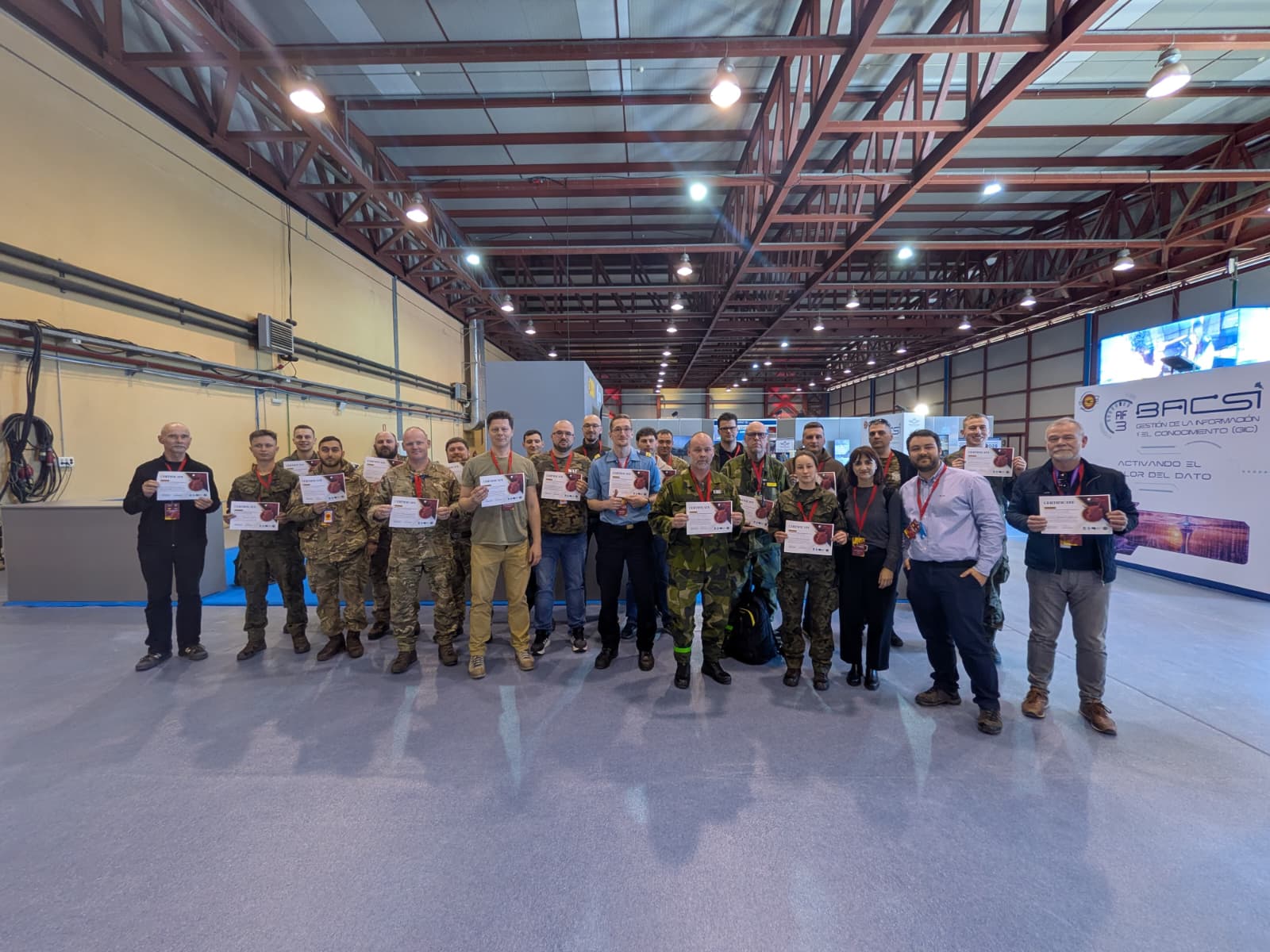 Uczestnicy certyfikacji szkoleniowców „Train-the-Trainer” w ramach Projektu AMLS - zdjęcie grupowe, uczestnicy trzymają w rękach certyfikaty.