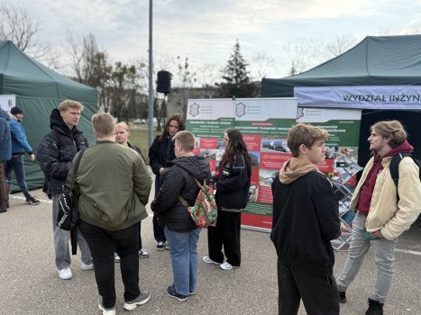 Dzień otwarty w WAT i WIM. Przedstawienie oferty i bazy dydaktycznej. Pracownicy i studenci w budynkach WIM prezentują sprzęty dydaktyczne Wydziału.