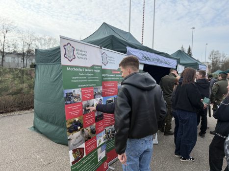 Dzień otwarty w WAT i WIM. Przedstawienie oferty i bazy dydaktycznej. Pracownicy i studenci w budynkach WIM prezentują sprzęty dydaktyczne Wydziału.