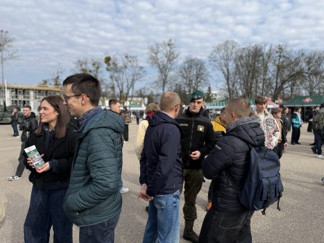 Dzień otwarty w WAT i WIM. Przedstawienie oferty i bazy dydaktycznej. Pracownicy i studenci w budynkach WIM prezentują sprzęty dydaktyczne Wydziału.
