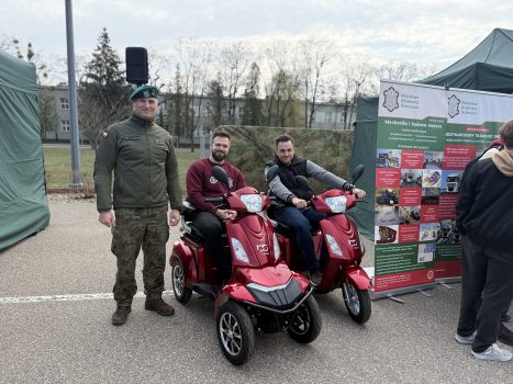 Dzień otwarty w WAT i WIM. Przedstawienie oferty i bazy dydaktycznej. Pracownicy i studenci w budynkach WIM prezentują sprzęty dydaktyczne Wydziału.
