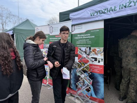 Dzień otwarty w WAT i WIM. Przedstawienie oferty i bazy dydaktycznej. Pracownicy i studenci w budynkach WIM prezentują sprzęty dydaktyczne Wydziału.