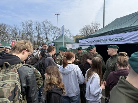 Dzień otwarty w WAT i WIM. Przedstawienie oferty i bazy dydaktycznej. Pracownicy i studenci w budynkach WIM prezentują sprzęty dydaktyczne Wydziału.
