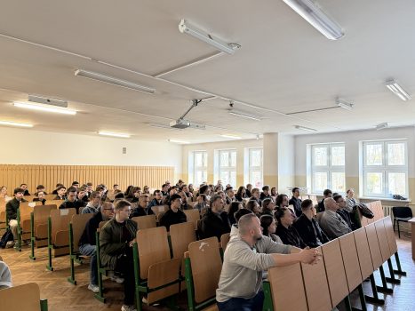 Dzień otwarty w WAT i WIM. Przedstawienie oferty i bazy dydaktycznej. Pracownicy i studenci w budynkach WIM prezentują sprzęty dydaktyczne Wydziału.