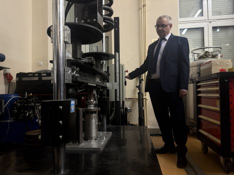 Dzień otwarty w WAT i WIM. Przedstawienie oferty i bazy dydaktycznej. Pracownicy i studenci w budynkach WIM prezentują sprzęty dydaktyczne Wydziału.